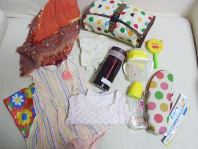 赤ちゃんとお出かけに必要なもの 授乳期と離乳食期 普通食以降期の外出時 旅行時の荷物の中身 Kinaco子育てブログ